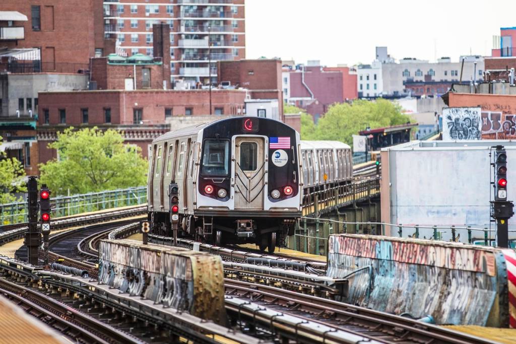 La MTA está invirtiendo oficialmente los nuevos ingresos de la tasa de congestión en cinco centros de transporte de Brooklyn, lo que supondrá nuevos ascensores y reparaciones completas de los andenes