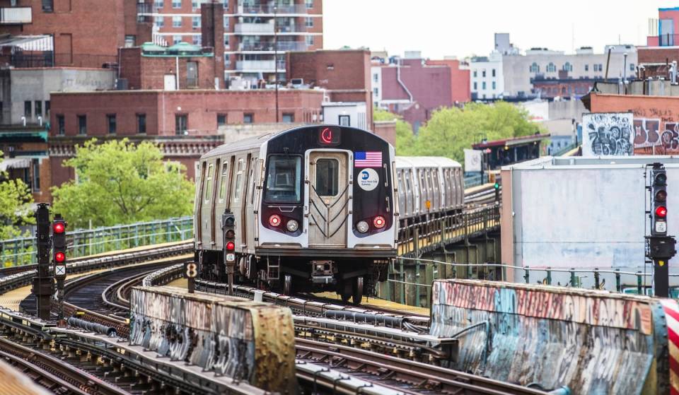 Die MTA investiert offiziell neue Einnahmen aus der Staugebühr in fünf Verkehrsknotenpunkte in Brooklyn – mit neuen Aufzügen und umfassenden Reparaturen an den Bahnsteigen