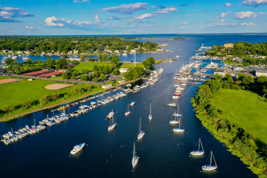 Nur 40 Minuten von Manhattan entfernt: Diese historische Stadt am Wasser aus dem Jahr 1661 ist mit ihren 10 Acres ruhigen Waldwegen der ultimative Rückzugsort
