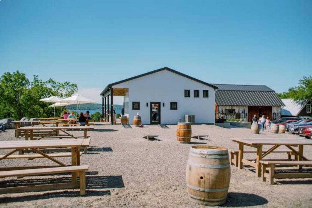 Ce superbe domaine viticole a été désigné meilleur domaine de New York pour la troisième fois — c’est un véritable paradis au bord du lac, niché au milieu d’immenses eaux glaciaires et de cascades.