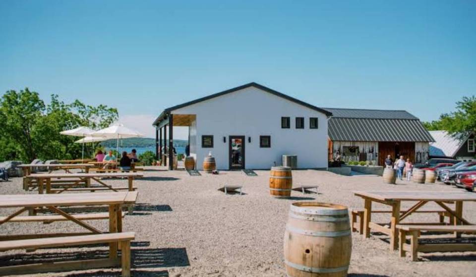 Esta impresionante bodega ha sido nombrada la mejor de Nueva York por tercera vez, y es un paraíso a orillas del lago escondido entre extensas aguas glaciales y cascadas.