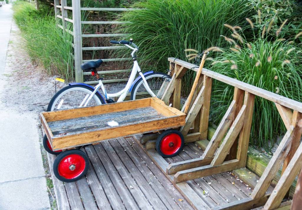 Una bicicletta e un carretto sono parcheggiati davanti a una casa estiva a Ocean Beach, su Fire Island, New York