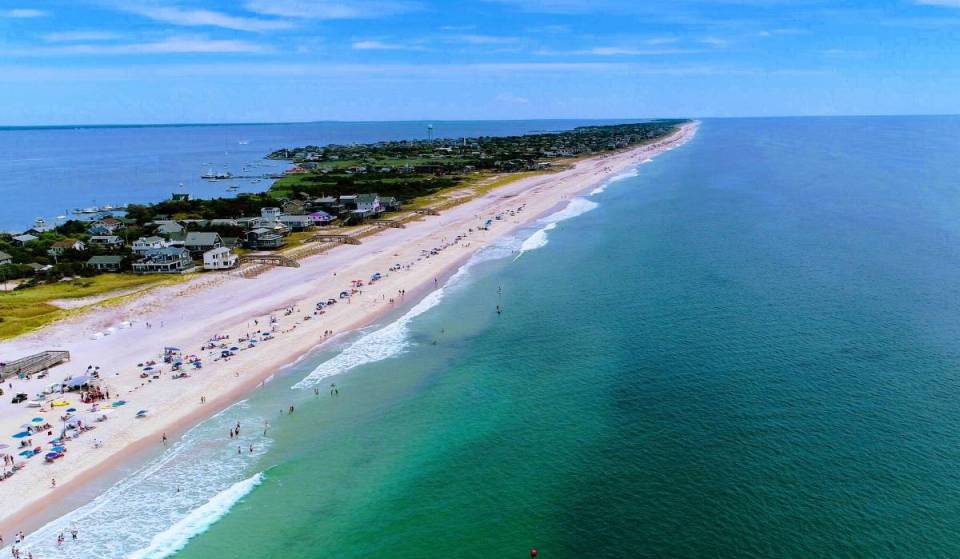 Cette île de 32 miles de long, à seulement 90 minutes de New York, interdit complètement les voitures tout l’été — elle abrite une rare « forêt submergée », des promenades en bois menant directement à l’Atlantique et des fruits de mer frais sur les quais