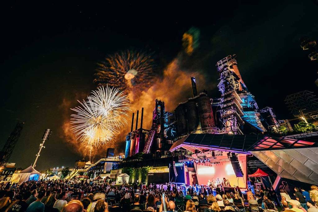 Het grootste gratis muziekfestival van het land zonder hekken ligt op slechts 90 minuten van NYC – het is net uitgeroepen tot het nummer 1 concert dat je in 2026 echt moet bezoeken, met meer dan 500 optredens verspreid over 16 podia