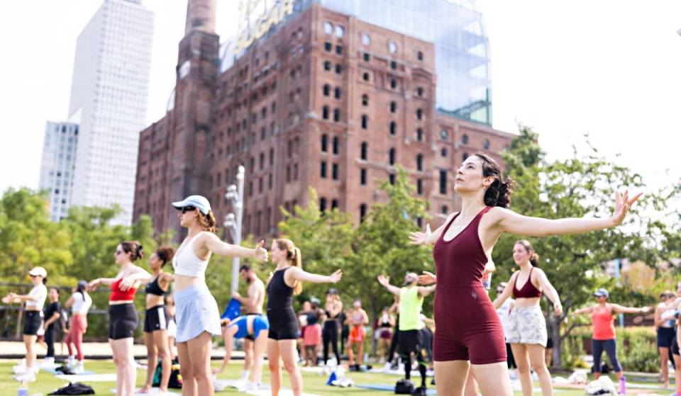 Fechada por mais de 160 anos, essa refinaria de açúcar do século XIX em Nova York agora está oferecendo noites gratuitas de jazz à beira-rio, sessões de ioga ao nascer do sol e patinação durante todo o verão
