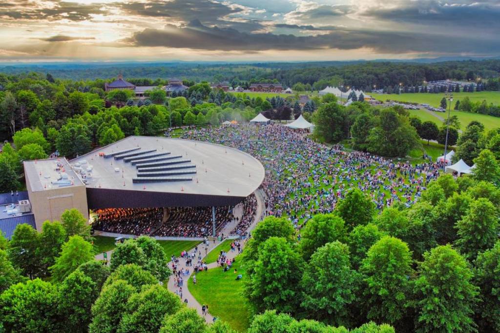 O melhor local para shows ao ar livre dos Estados Unidos fica bem aqui em Nova York, no histórico local do Woodstock de 1969 — escondido em uma área de 800 acres, a apenas 90 minutos de Nova York
