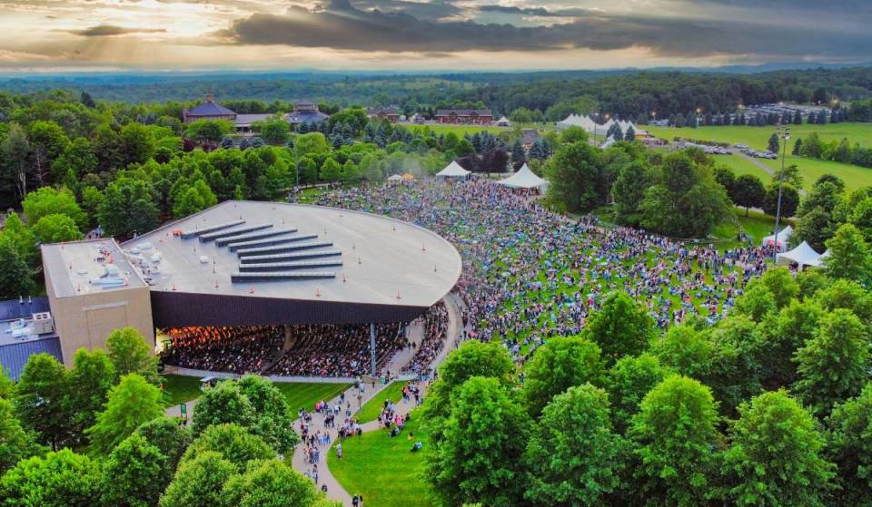 El mejor recinto de conciertos al aire libre de Estados Unidos está aquí mismo, en Nueva York, en los históricos terrenos de Woodstock de 1969, enclavado en un extenso recinto de 800 acres a solo 90 minutos de Nueva York