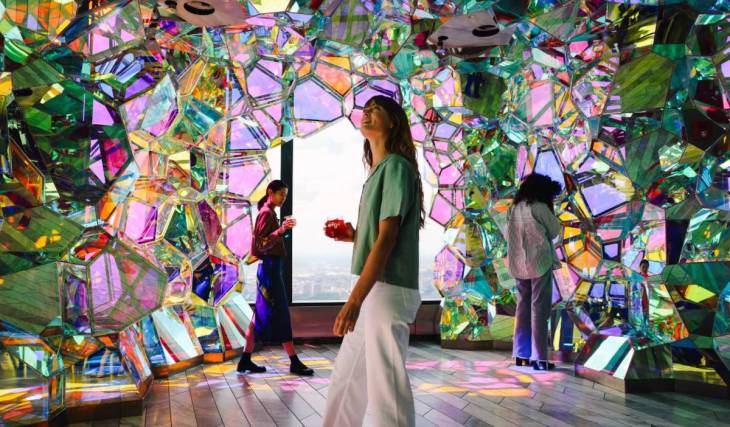 Cette terrasse d’observation au 100e étage vient de bénéficier d’une formidable mise à niveau sensorielle — célébrant les paysages, les sons et l’énergie sans limite de New York grâce à une transformation de plusieurs millions de dollars