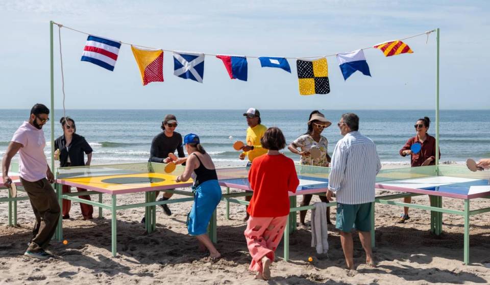 A famosa praia de 5,5 milhas de Nova York está sediando uma exposição de arte ao ar livre bem louca neste verão — com seis mesas de pingue-pongue gratuitas instaladas bem na areia
