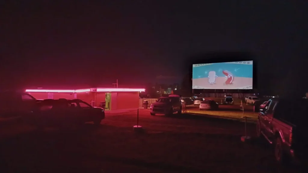 A apenas 90 minutos de Nova York: o cinema drive-in mais antigo do mundo ainda em funcionamento acaba de ser eleito o número 1 nos EUA e é parada obrigatória para o verão de 2026