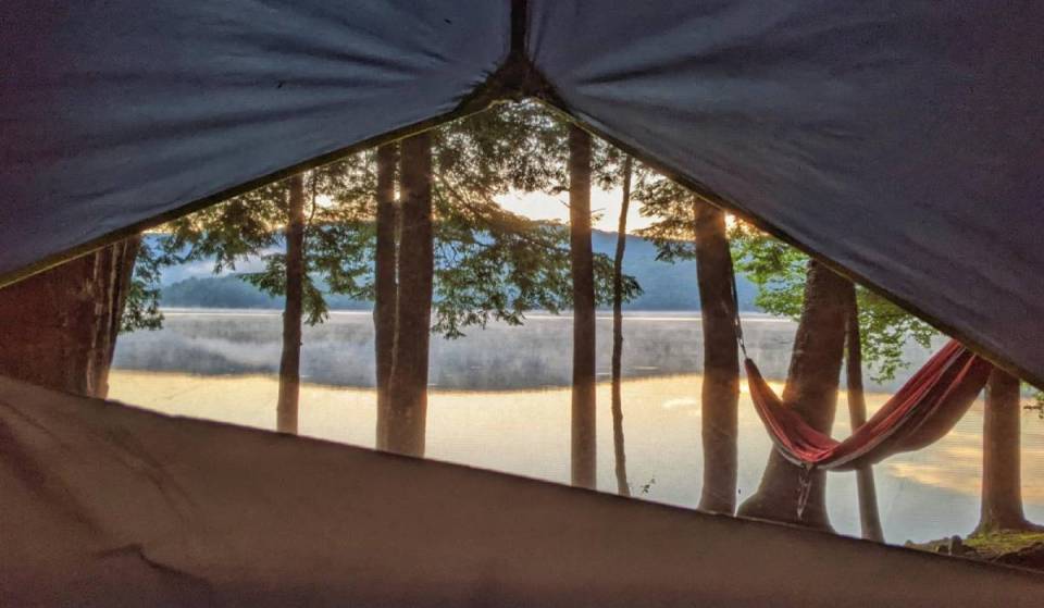 Il segreto estivo meglio custodito dei Catskills: questo campeggio nascosto sulla spiaggia, con un enorme lago di 120 acri, piazzole sul lungolago e noleggio barche, dista solo 2,5 ore da New York