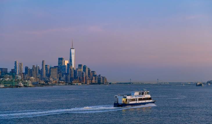 Kinder unter 12 Jahren fahren den ganzen Sommer über bis zum 7. September kostenlos mit den NY Waterway-Fähren