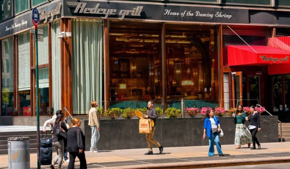 Depois de 30 anos, essa brasserie icônica de Midtown, famosa por seus camarões dançantes, fechou as portas