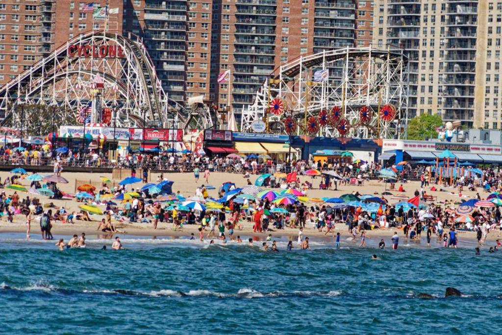 Por primera vez en la historia, el emblemático Luna Park de Coney Island ofrece descuentos en atracciones ilimitadas durante una «happy hour» única frente al mar, incluida la legendaria montaña rusa Cyclone
