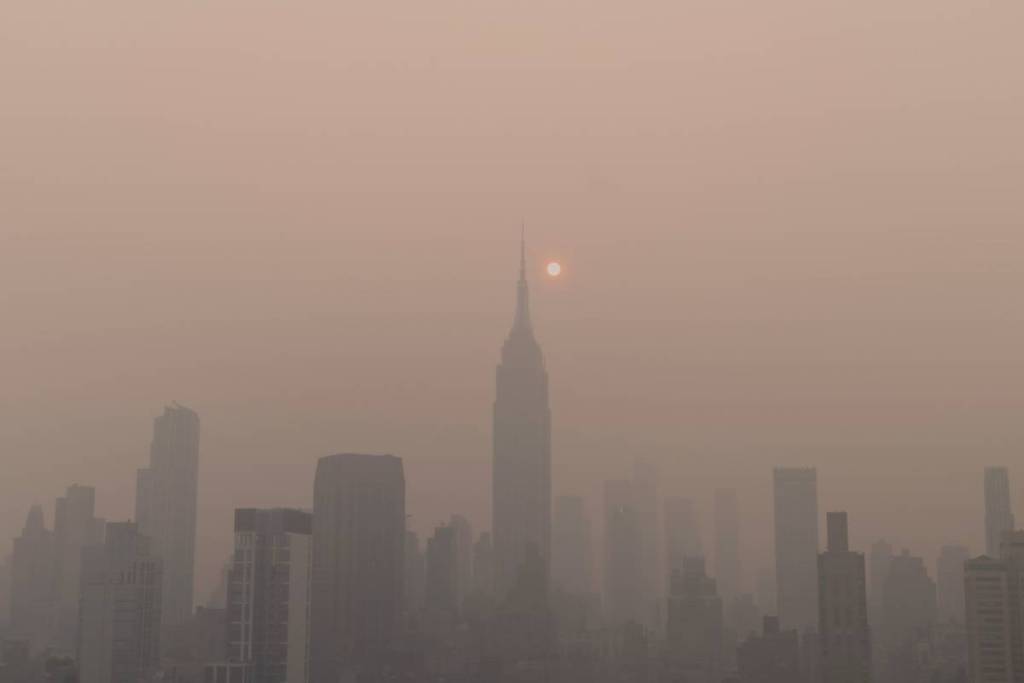 NYC deelt gratis KN95-maskers uit nu de rook van de bosbranden de luchtkwaliteit tot ongezonde niveaus opdrijft — hier lees je waar je er een kunt krijgen en hoe je veilig blijft