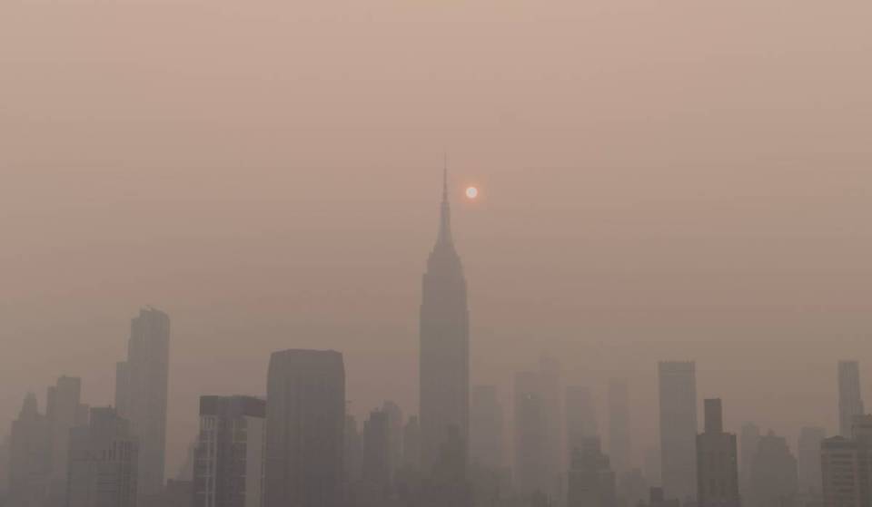 New York distribuisce mascherine KN95 gratuite mentre il fumo degli incendi boschivi porta la qualità dell’aria a livelli pericolosi per la salute: ecco dove trovarne una e come stare al sicuro