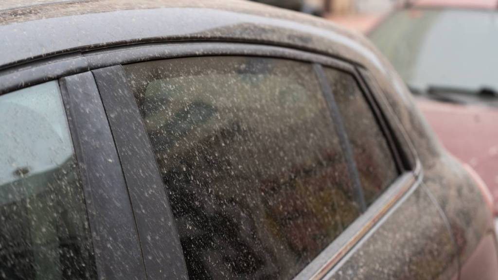 chuva suja em um carro