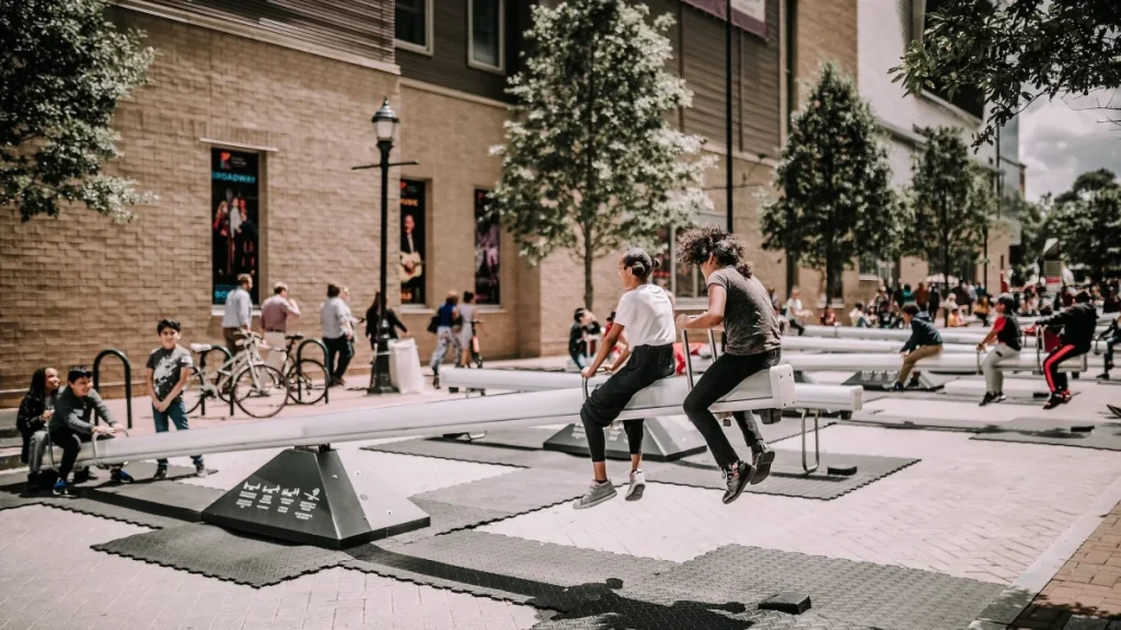 Este verano, un enorme parque infantil de balancines que brillan en la oscuridad para todas las edades se apodera de Midtown, y montarte en ellos es totalmente gratis.