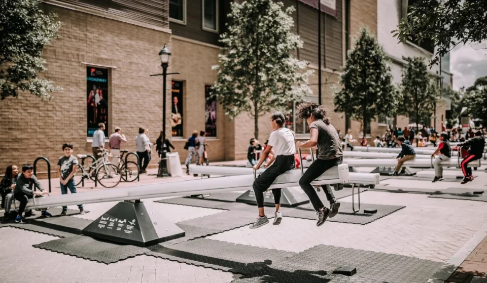 Ein riesiger, im Dunkeln leuchtender Wippspielplatz für alle Altersgruppen erobert diesen Sommer Midtown – und das Mitfahren ist komplett kostenlos