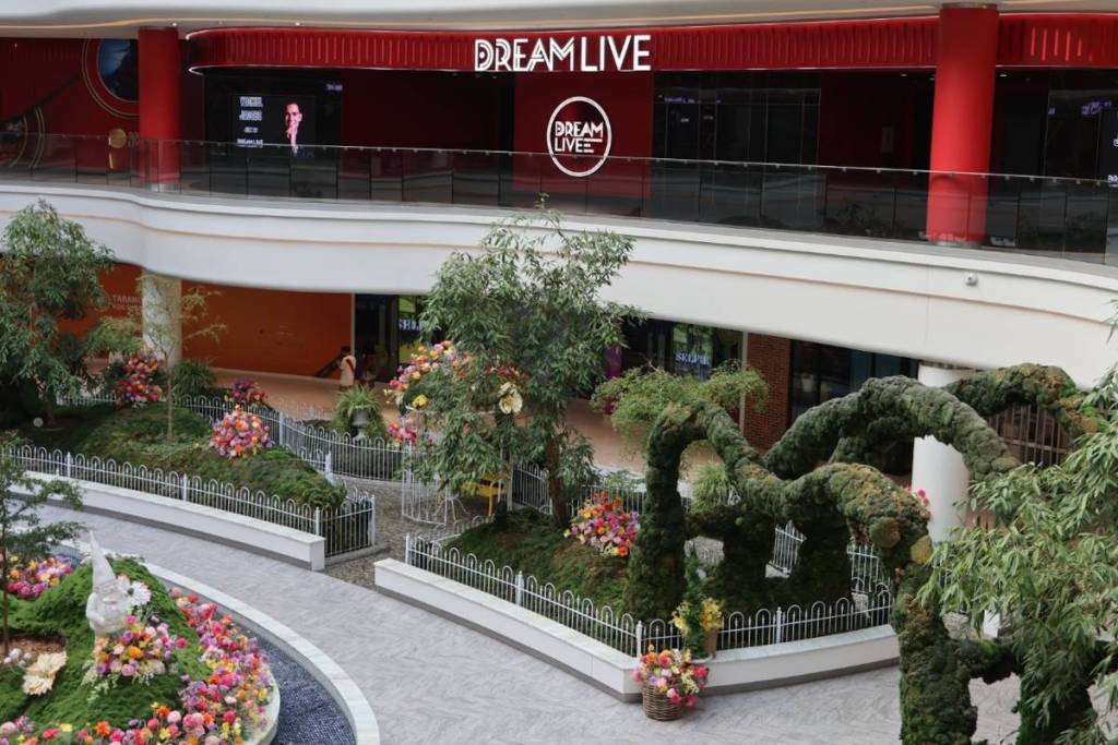 30 minutes from NYC: The second-largest mall in the U.S. just opened a massive 60,000-square-foot event center with Manhattan skyline views