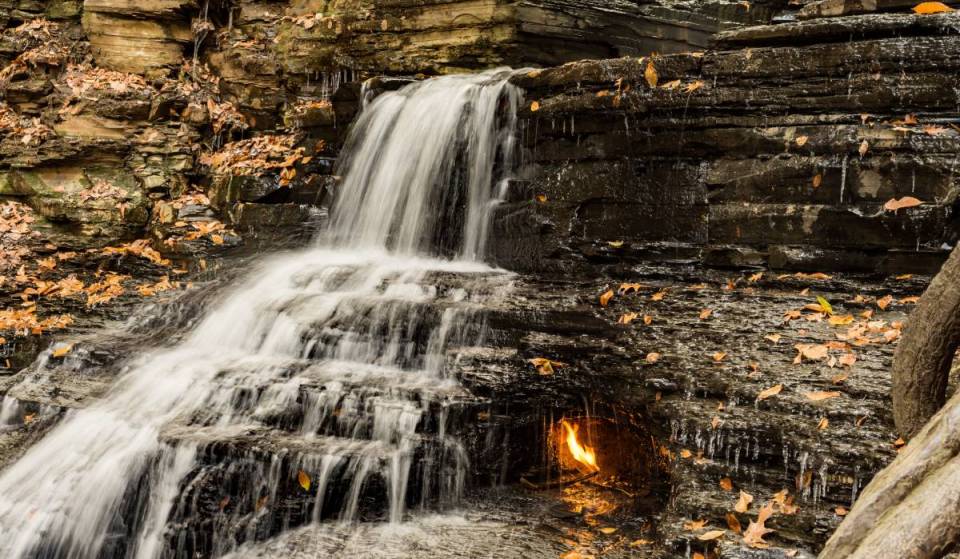 Deze 35-foot hoge vurige waterval in het noorden van New York is de enige in zijn soort op aarde