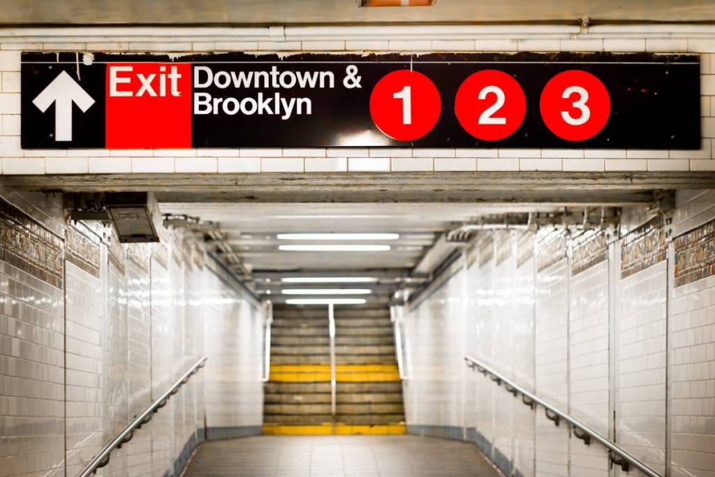 Metrogang en bord in New York City naar de lijnen 1, 2 en 3 naar Brooklyn