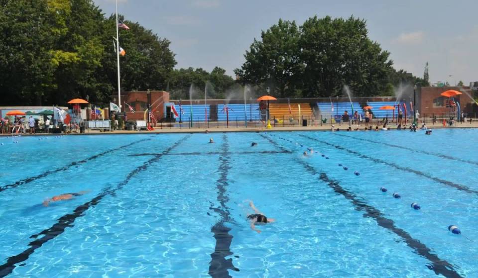 Après des mois de retards frustrants, l’immense piscine aux dimensions olympiques de Brooklyn est enfin ouverte pour l’été — l’entrée est entièrement gratuite et une rénovation de 122 millions de dollars est en cours