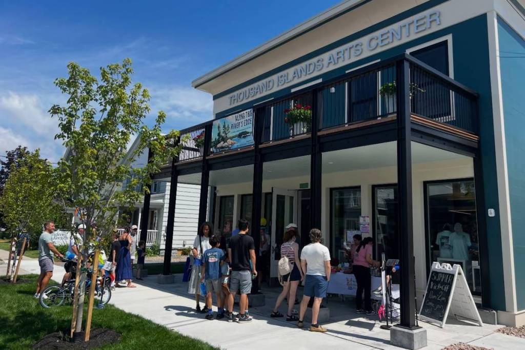 Nach 60 Jahren hat die Region Thousand Islands im Norden des Bundesstaates New York endlich einen brandneuen, 10 Millionen Dollar teuren Kunstcampus am St. Lawrence River eröffnet