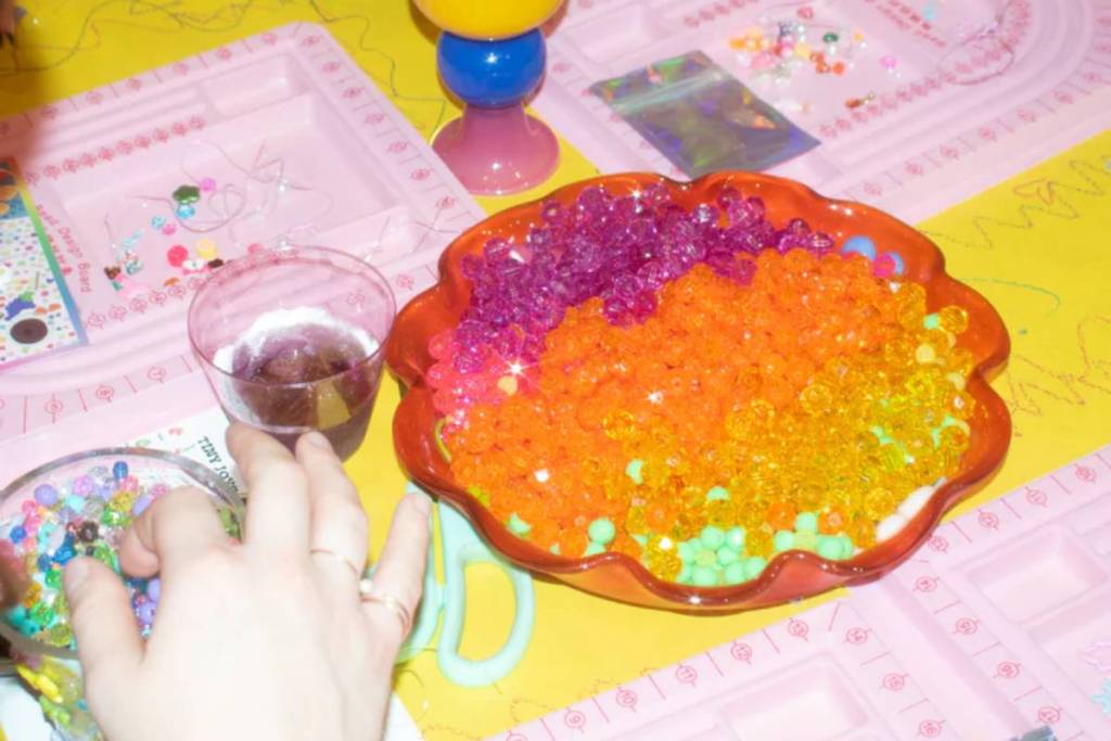 Le « troisième espace » le plus mignon de New York : cet atelier fantaisiste te permet de créer tes propres bijoux en perles lors de soirées DIY après la fermeture