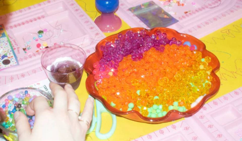 NYCs süßester „Dritter Ort“: In diesem verspielten Atelier kannst du bei DIY-Abenden nach Ladenschluss deinen eigenen Perlen-Schmuck basteln
