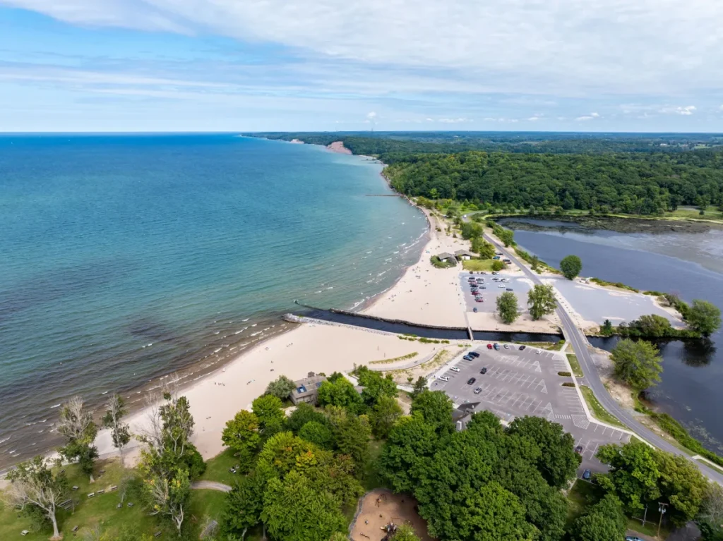 L’une des plus grandes plages d’eau douce de New York se trouve au bord du lac Ontario : avec ses rivages sablonneux, son camping au bord de l’eau et ses couchers de soleil inoubliables