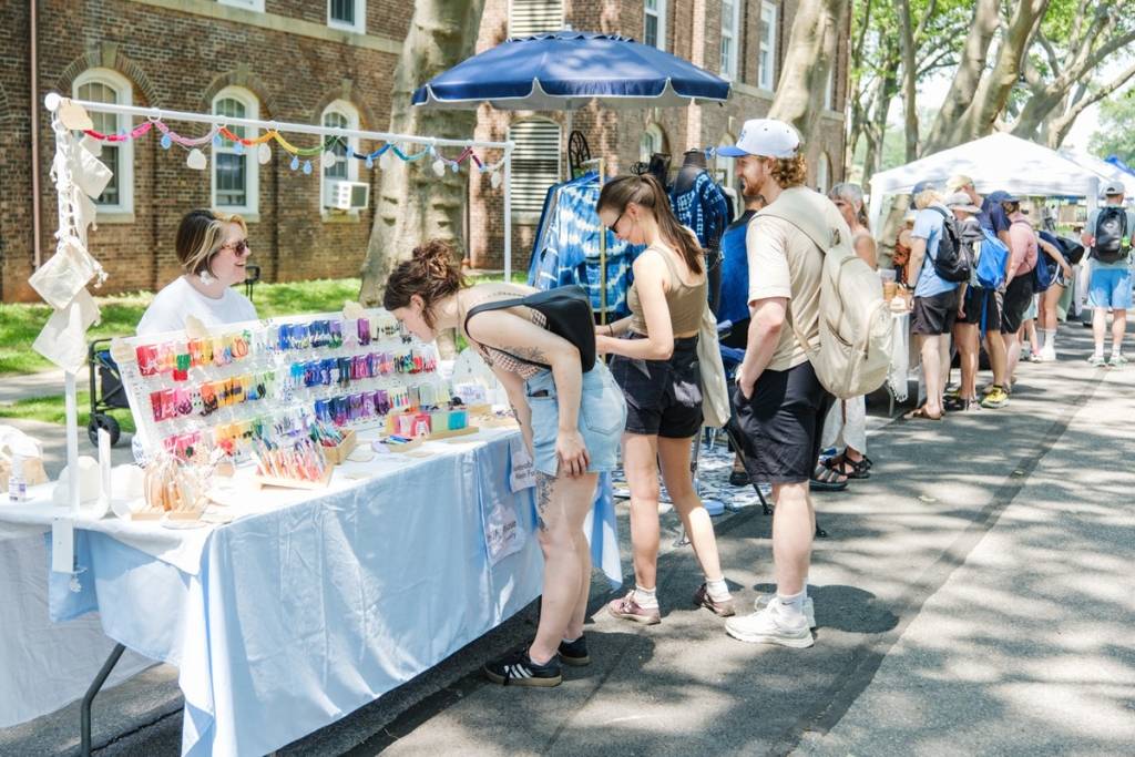 Oltre 40 creatori indipendenti invaderanno Governors Island questo fine settimana per l’ultima edizione estiva del FAD Market