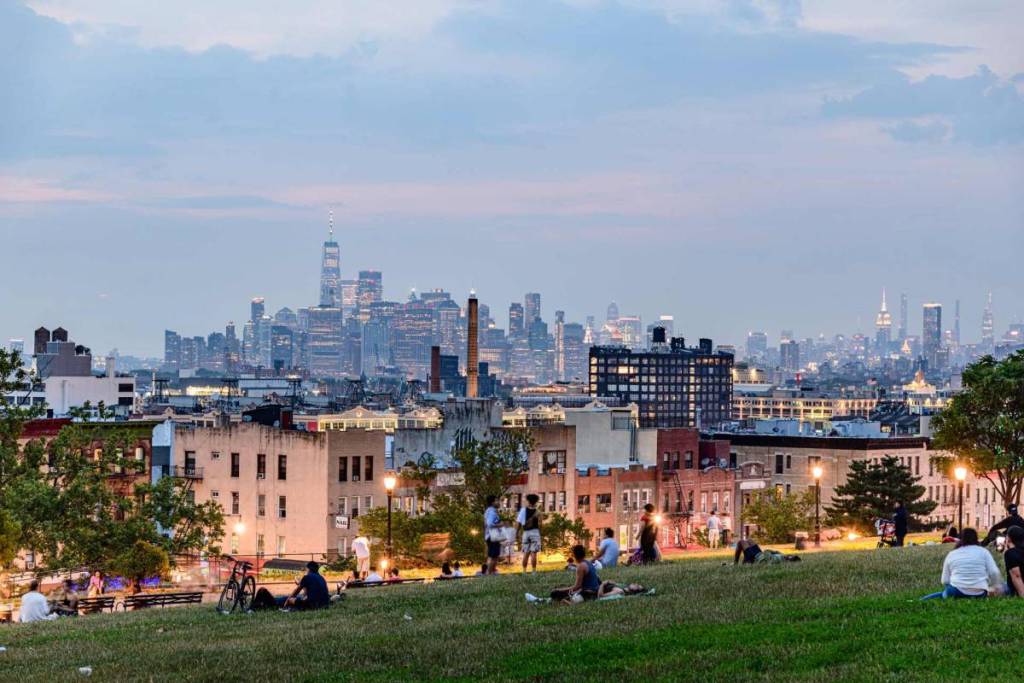 Lascia perdere il volo per San Francisco: questo parco collinare, situato su uno dei punti più alti di Brooklyn, offre una vista su case a schiera colorate, uno skyline mozzafiato e affascinanti caffè locali