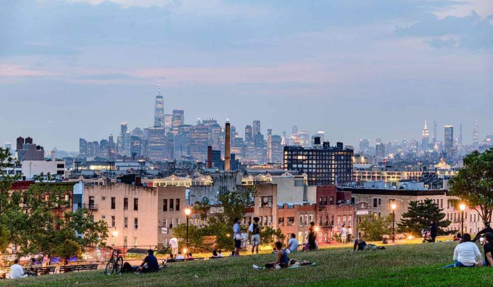 Lass den Flug nach San Francisco weg: Dieser hügelige Park auf einem der höchsten Punkte Brooklyns bietet Ausblicke auf farbenfrohe Reihenhäuser, eine weitläufige Skyline und charmante lokale Cafés