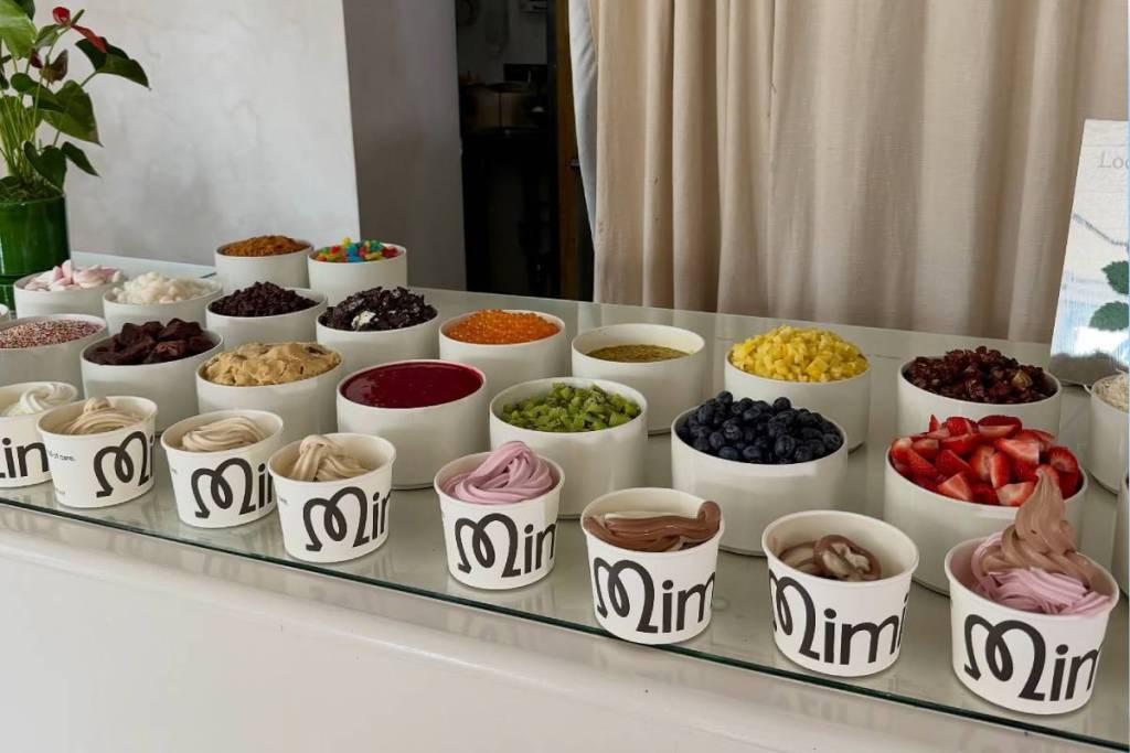 Der virale New Yorker Frozen-Yogurt-Laden „Mimi’s“ tut sich dieses Wochenende mit Kourtney Kardashians „Lemme“ für ein kostenloses Pop-up zusammen – mit kostenloser Hautpflege, exklusiven Leckereien und Werbegeschenken