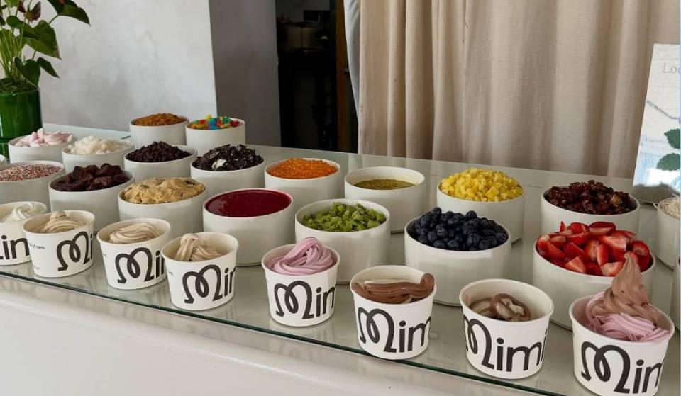 Der virale New Yorker Frozen-Yogurt-Laden „Mimi’s“ tut sich dieses Wochenende mit Kourtney Kardashians „Lemme“ für ein kostenloses Pop-up zusammen – mit kostenloser Hautpflege, exklusiven Leckereien und Werbegeschenken