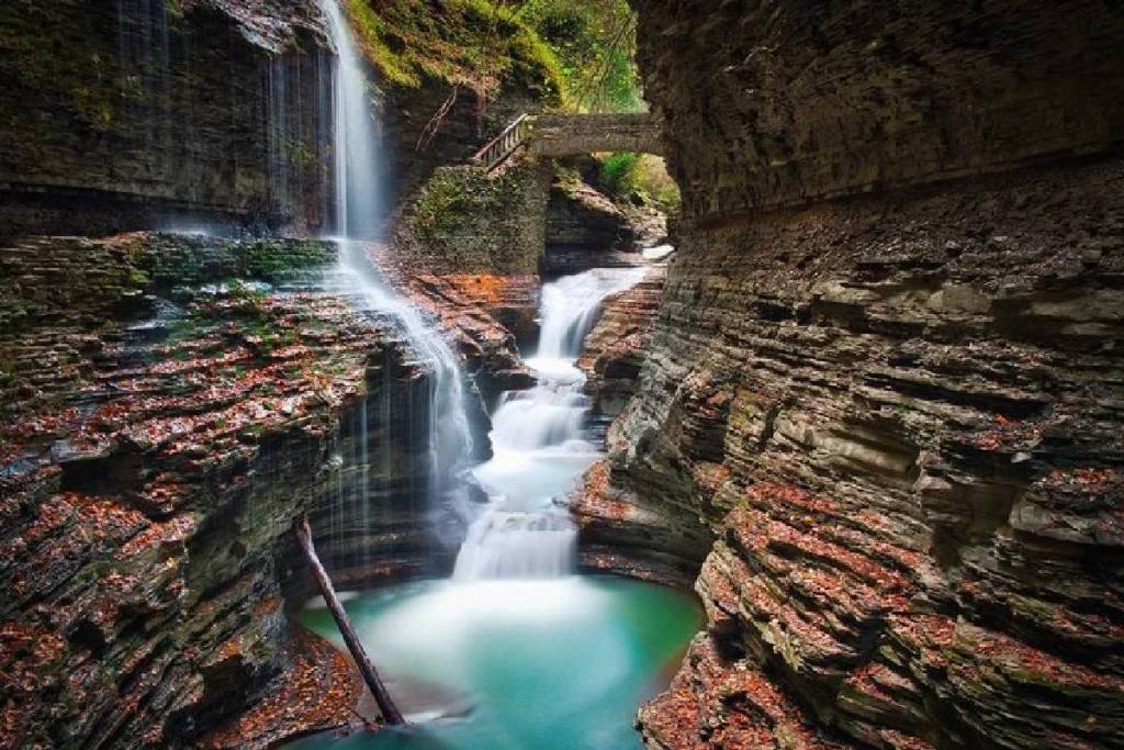 A un breve viaggio panoramico in auto da New York: il lago più profondo dello Stato di New York dà il meglio di sé in piena estate, con cascate, cantine e acque cristalline in cui nuotare