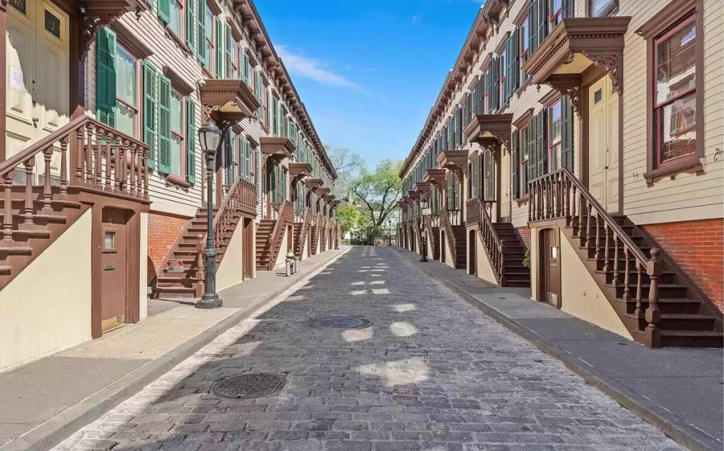 Oublie les gratte-ciel modernes : la spectaculaire Sylvan Terrace de Manhattan est une rue pavée cachée datant de 1882, bordée de 20 maisons de ville en bois préservées — un « décor de cinéma en vrai » niché à Washington Heights