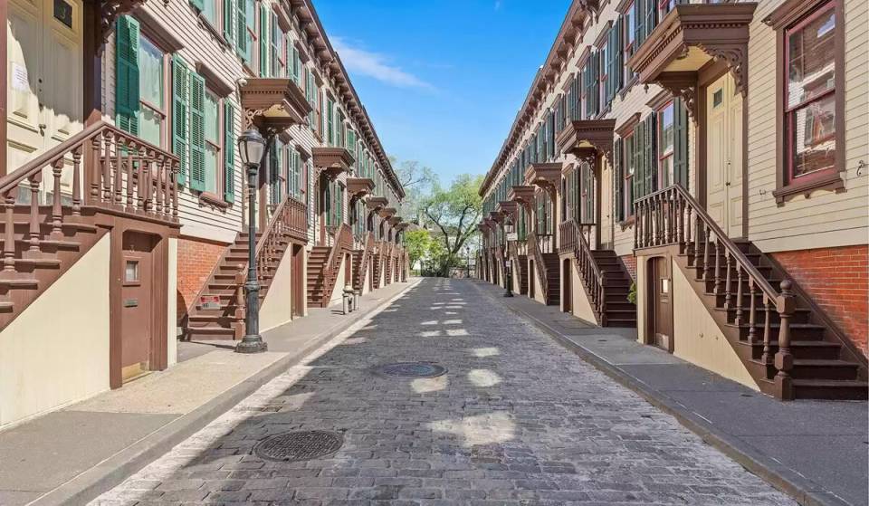Forget modern skyscrapers: Manhattan’s spectacular Sylvan Terrace is a hidden 1882 cobblestone street lined with 20 preserved wooden townhouses—a “real-life movie set” tucked away in Washington Heights