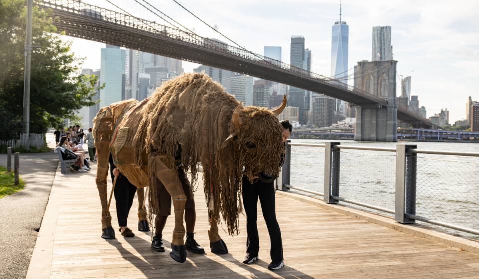 Un « troupeau sauvage » de 40 bisons grandeur nature envahit Lower Manhattan et Downtown Brooklyn : dates exactes, itinéraires et comment participer à ce spectacle gratuit de deux jours