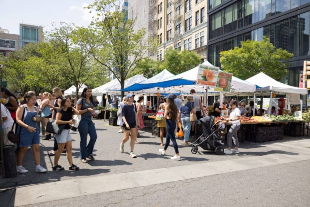 Il leggendario Union Square Greenmarket di New York compie 50 anni questo venerdì, 31 luglio, con un grande festival serale gratuito con jazz dal vivo, una birreria all’aperto temporanea e il taglio della torta alle 18:00
