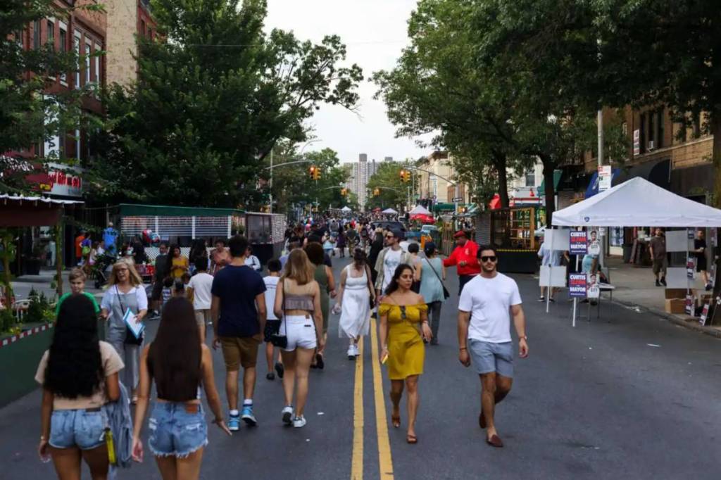 Cambiar los coches por una fiesta de barrio épica: Brooklyn se prepara para el querido «Summer Stroll» gratuito en la Tercera Avenida este 31 de julio, con música en directo y cenas al aire libre