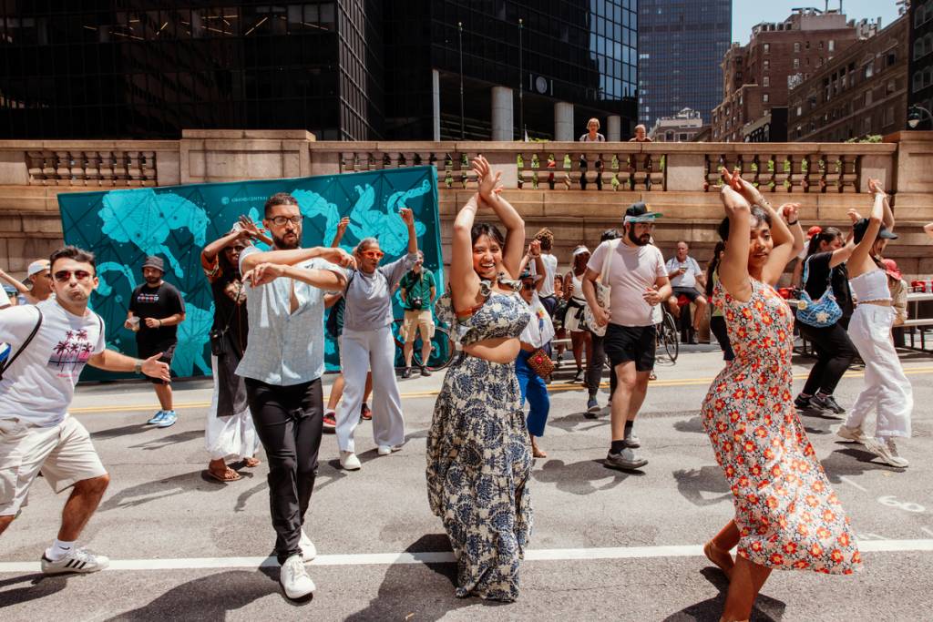 Este agosto, la ciudad de Nueva York va a convertir Park Avenue en un enorme oasis verde sin coches, con Shake Shack gratis, ejercicio al aire libre y sesiones de DJ en directo