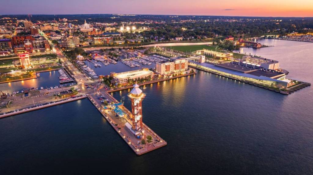 Il miglior lago d’America si estende su quattro stati, ma una delle sue affascinanti città sul lago offre ben 13 spiagge sabbiose, aziende vinicole e tramonti indimenticabili