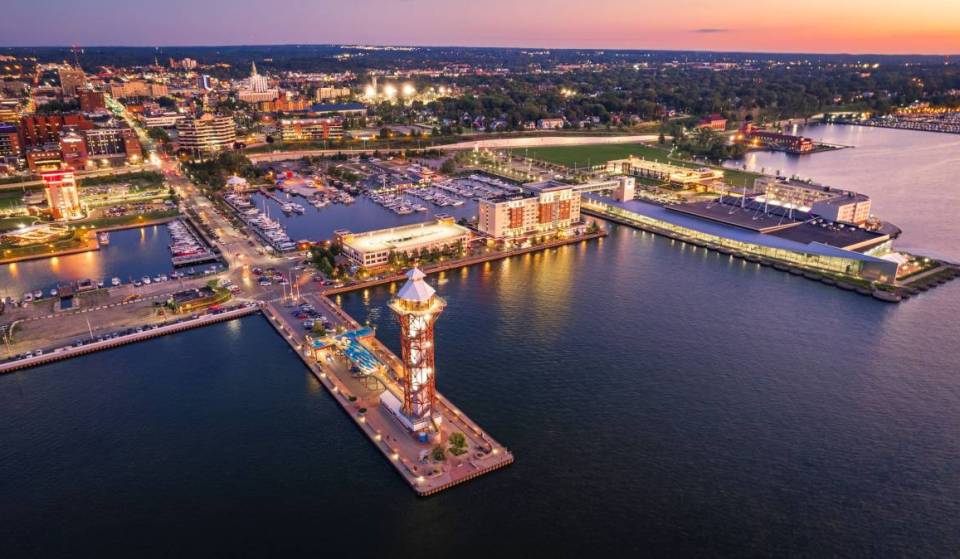 Het beste meer van Amerika strekt zich uit over vier staten – maar één charmante stad aan het water zit boordevol met 13 zandstranden, wijnhuizen en onvergetelijke zonsondergangen