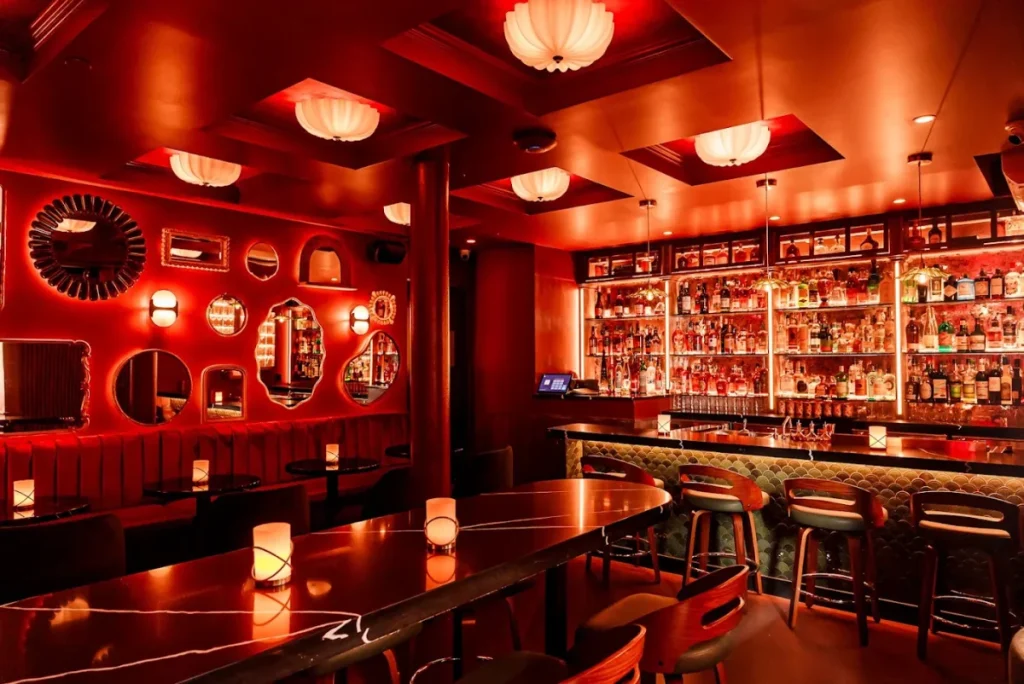 Verscholen achter een zware metalen deur op 2nd Ave combineert deze verborgen speakeasy in NYC pittig gekruide oesters en vernieuwende cocktails met live jazz uit de jaren ’90 en rode tarotlezingen
