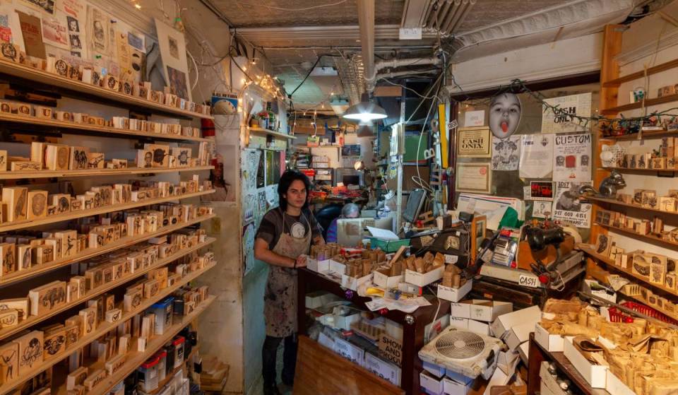 En el East Village de Nueva York, un tendero de 76 años regenta la última tienda de sellos de goma de la ciudad en un «barrio de inadaptados» tras casi cinco décadas