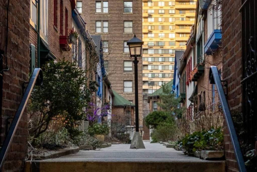 Dopo essere stato salvato dalla demolizione, questo complesso recintato del 1921 nell’Upper West Side sembra una strada segreta di Londra — con giardini rigogliosi e un’atmosfera da libro di fiabe
