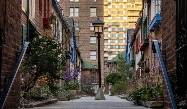 Après avoir été sauvé de la démolition, ce petit quartier fermé de 1921, situé dans l’Upper West Side, ressemble à une rue secrète de Londres — avec ses jardins luxuriants et son ambiance de conte de fées