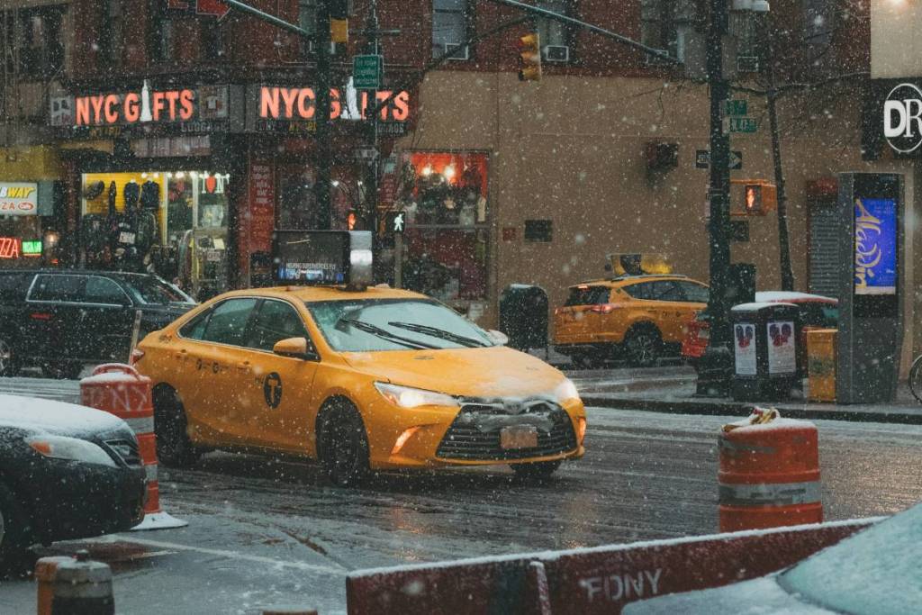 Des alertes de crues soudaines sont émises pour New York alors que des tempêtes qui durent plusieurs jours apportent une nouvelle vague de pluies torrentielles dans la région des trois États